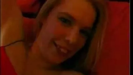 La ragazza in pantaloncini film porno in lingua italiana gratis succhia il pene palpitante.