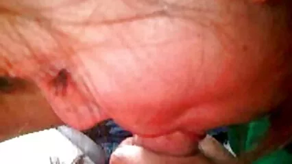 Un giovanotto giocoso e succoso video hard casalinghi italiani scopa una mora sul divano.