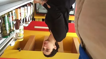 Una giovane capra scopa attivamente con un vecchio film hard anali addetto alle pulizie.