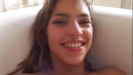 Pazza donna grassa accarezza la video hard tardone figa con le mani grandi.