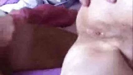 Una signora di rispettabile età succhia appassionatamente un ragazzo. film porno gratis donne con animali