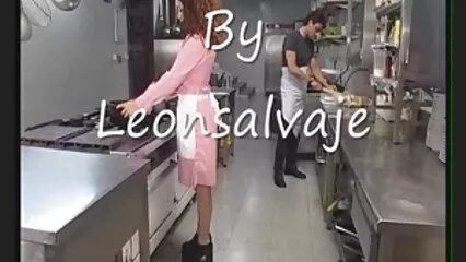 Su un film porno gratis online membro del villaggio con un preservativo, una cagna dai capelli rossi.