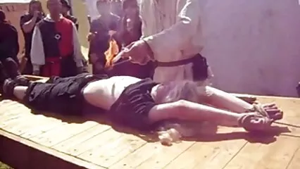La bionda dà il culo video hard gratuiti amatoriali all'uomo di colore e geme sessualmente.