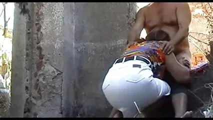 La ragazza si inginocchia video hard gratis italiane e le accarezza il pene eretto.