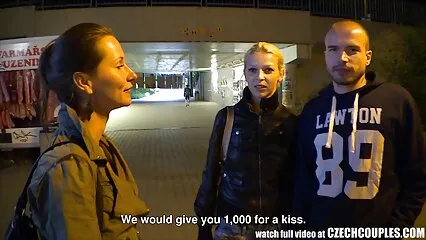 La bellezza succhia diligentemente il cazzo nella maschera in modo da video hard ermafrodito non essere esposta.