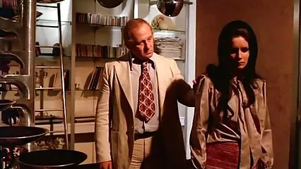 La bellezza lecca il cazzo con la sua bocca film porno adulti gratis bagnata.