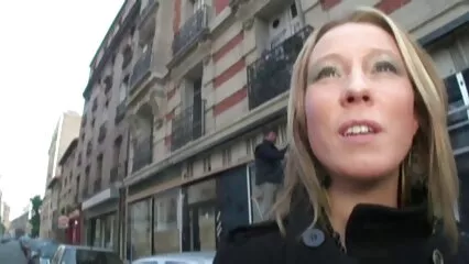 La ragazza dai capelli bianchi sedeva su un film porno fiche pelose cazzo impressionante.