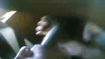 L'uomo in cravatta video hard gratis sicuri nera si masturba la figa con vibratori e mani.