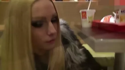 Bionda video hard donne con animali magra succhia a testa in giù.