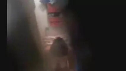 La mora ha soddisfatto il ragazzo con i suoi buchi. trova film porno gratis