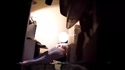 Il signore scopa abilmente la figa della sua amata sul letto di filmati pornografici gratis casa.