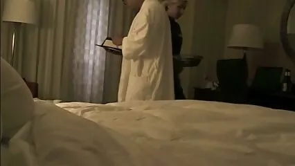 La ragazza snella e nuda accarezza i video hard adulti buchi.