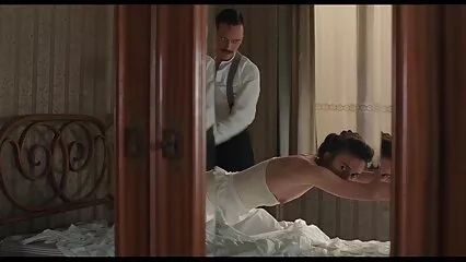 La lussuosa ragazza film amatoriale porno gratis si è data al massaggiatore sul divano.