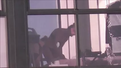 Damulya con gli occhiali si è data a un uomo calvo durante il film porno streaming gratis colloquio.