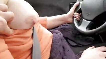 Una nuovi video hard donna matura con un tatuaggio viene scopata da un amante ardente e persistente.