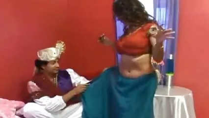 Una ragazza sexy e nuda su una film hard con attrici italiane figa salta energicamente e avidamente.