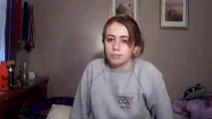 Una troia video hard core gratuiti sensuale succhia il suo fidanzato senza mani.