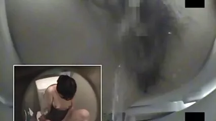 In una lussuosa camera da letto, video hard doppia penetrazione due donne hanno succhiato un cazzo.
