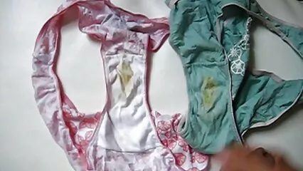 La ragazza soddisfa coraggiosamente il video di donne hard cazzo con un vaginale.