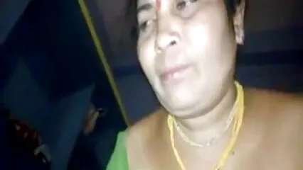 Dopo l'allenamento, la ragazza video hard mature gratis prende il pene in bocca.