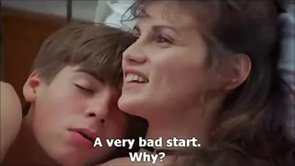 Una troia felice succhia il pene di un film porno vecchi porci uomo di colore.
