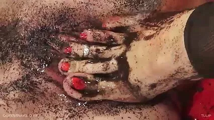 Madame succhia il cazzo di gomma a testa in giù. video hard in lingua italiana gratis