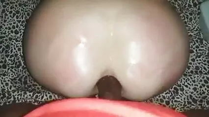 La ragazza dai film porno gratis interi capelli bianchi leccò il cazzo di gomma.