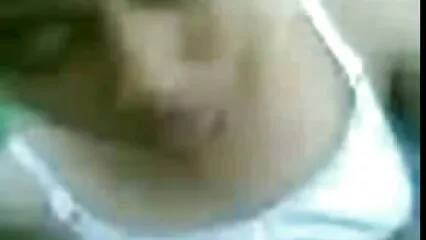 Un ragazzo romantico ha scopato i film hard gratis un'attraente bionda vicino al camino.