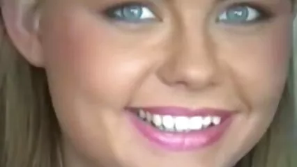 La cagna dai video hard di vecchie troie capelli neri spreme la torta vaginale nel soggiorno.