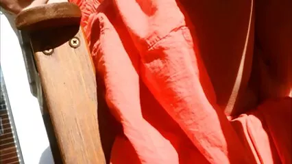 Playboy si è spogliato video porno di mamme troie e ha scopato una ragazza dai capelli neri.