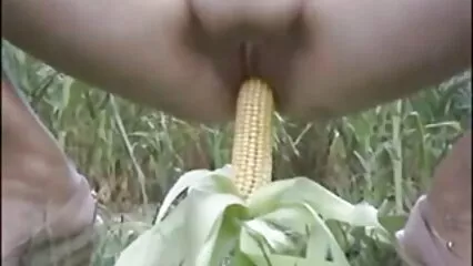 Una donna anziana è sdraiata sul pavimento con video hard mariti cornuti un vibratore.
