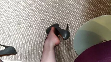 Una donna con un vibratore aiuta una cagna a finire film pornografico xxx sul letto.