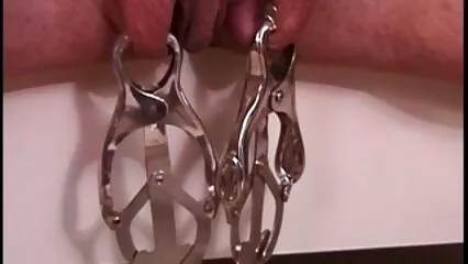 La bellezza dai capelli scuri sedeva su un fiocco di cioccolato. voglio vedere film pornografici
