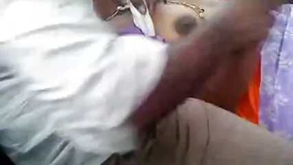 Un gallo maschio che fa capolino succhia attraverso video hard italiani privati un buco.