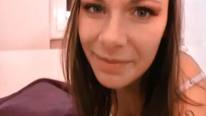 Con labbra gentili, il mulatto succhia il pene film porno gratis tinto brass al maschio bianco.