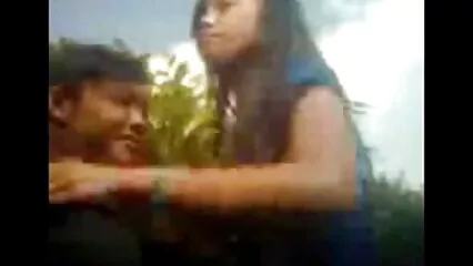 Una giovane troia, ha sollevato il suo film hard italiani cazzo con le labbra del suo ragazzo.