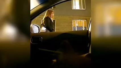 Un cliente ingenuo fa un pompino film hard xxx in un negozio, non un acquisto.