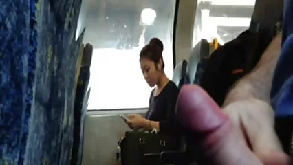 Mentre la mamma è al lavoro, una sporca capanna scopa con il suo patrigno. video hard con donne mature