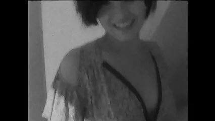 Figa dai video hard gratis vintage capelli rossi mostrata davanti alla telecamera.