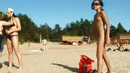 Una mora magra si è seduta film hard completi free sul cazzo di un ragazzo pompato.