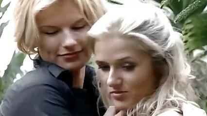 Sdraiato sul balcone macho sperona il giovane nella figa. film porno in lingua italiana gratis