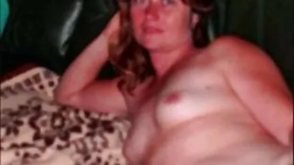 La signora occhialuta film interi porno gratis esegue obbedientemente il pompino.