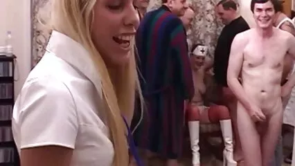 Il ragazzo ha chiesto alla sua ragazza di leccare le video hard di nonne palle e poi l'ha scopata forte.