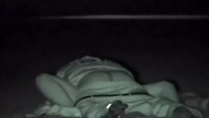 Studente rilassato succhia il video orge hard cazzo dell'uomo.