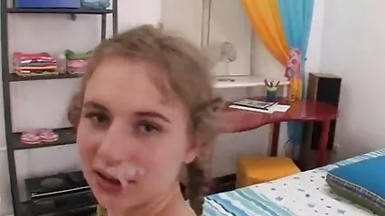 Ragazza russa nuda film porno sesso gratis viene nutrita da un cazzo duro.