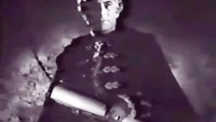 La giovane video hard superdotati donna si sta divertendo da sola.