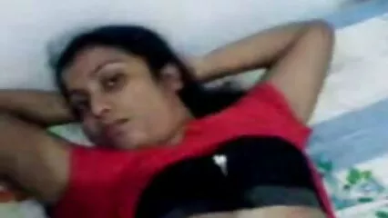 Bruna amorevole si spoglia e prende pornografia filmati un cazzo in bocca.
