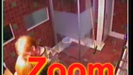 Un'affascinante donna dalla pelle scura leccò le palle di un uomo. film porno gratis animali