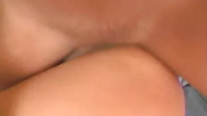 Una meretrice dalla pelle scura succhia un peperone sconosciuto attraverso un buco. video hard hd italiani