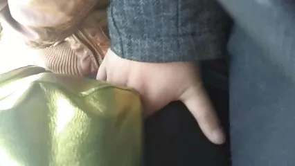 Chica fa un pompino al suo amico barbuto davanti film porno gratis con donne vecchie alla telecamera.